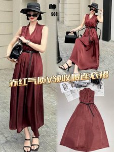 连衣裙 赤红气质V领收腰裙 美艳动人 巧妙勾勒出迷人颈部线条与柔美肩臂 腰间黑色系带 精致点缀 轻松塑造纤细腰肢 垂坠醋酸面料 随着步伐轻轻摆动 似流动的诗篇