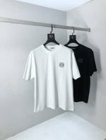 罗意威 穿200斤。宽松版 顶级货品2025春夏新款首发专柜最新款短袖圆领T恤 高端订制 设计前卫时尚！品牌Logo重工艺设计 高端定制天丝面料.手感柔软.穿着