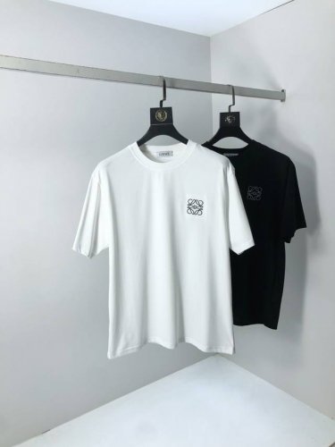罗意威 穿200斤。宽松版 顶级货品2025春夏新款首发专柜最新款短袖圆领T恤 高端订制 设计前卫时尚！品牌Logo重工艺设计 高端定制天丝面料.手感柔软.穿着