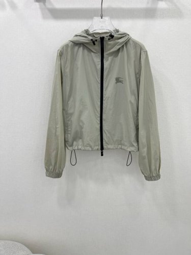 Burber*Y25夏季新款防晒外套 后背经典战马印花 休闲运动活力 减龄感也在线不失精致感的休闲风，时髦有型，彰显自己独特的态度和风格。定制Yb防晒指数材质