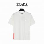 Prada 普拉达 胸前三角标后下摆红条短袖 标识精致升级，灵感源自八十年代复古印花。采用定制面料。添加杜邦公司Sorona 索罗娜 材料，亲肤性好、改善缩水，