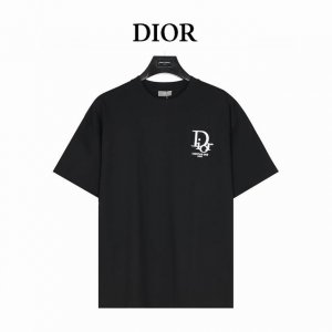 dior 迪奥 25Ss 贴布老花字母刺绣短袖T恤 客供高克重定织260G32织双纱棉面料制作 面料手感扎实垂坠 亲肤透气 具有良好的吸湿透气性 并且自带挺阔感
