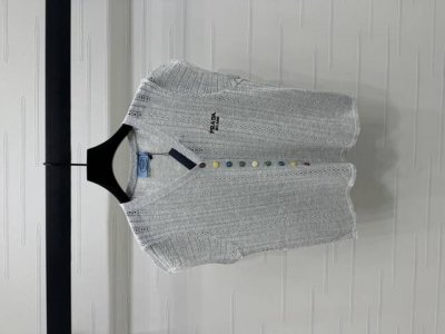 上新原单高端品质 Prad* 2025春夏最新系列！彩色纽扣V领开衫！定制羊毛针织材质 细腻柔软 精致V领剪裁 通体镂空钩针肌理 单排扣饰以彩虹糖果色纽扣点缀