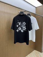 新款 Lv 高端定制 2025春夏新款首发专柜最新款短袖圆领T恤 高端订制 设计前卫时尚 品牌Logo重工艺设计 高端定制丝光云朵棉面料.手感柔软.穿着舒适.专