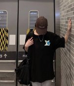 Louis Vuitton Lv 路易威登小花短袖半袖T恤 采用230G双纱100%精梳纯棉面料 螺纹定织定染无色差！采用过肩拉条工艺，百洗不变形！ -采用高端