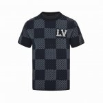 louis Vuitton 路易威登 菲董镶钻Logo棋盘格针织短袖 聚焦 Damier 提花图案，再借胸前 Lv 仿水晶刺绣贴饰展露考究笔触，为日常造型注入瞩