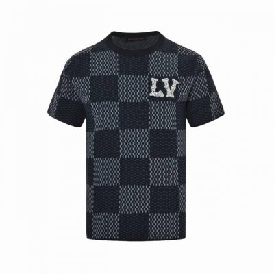 louis Vuitton 路易威登 菲董镶钻Logo棋盘格针织短袖 聚焦 Damier 提花图案，再借胸前 Lv 仿水晶刺绣贴饰展露考究笔触，为日常造型注入瞩