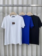 dolce&Gabbana 25春夏新品Dg手工订珠绣制徽章圆领短袖T 恤，定制80支双股丝光棉面料；黑色 白色 S～Xxxl 可定制4Xl、5Xl
