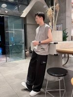 mm6夏季新款背心，采用优质棉质面料，破洞设计超级时尚重工！字母Logo图案采用植绒工艺，款式简洁，工艺新颖有质感，时尚百搭的必备单品！宽松版型 码数S-Xl