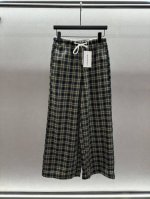 2680 Spring And Summer Acn*，蕾丝边黄格子休闲裤， 定制格纹面料，舒适透气， 上身松弛感拉满，包容性超好， 笑脸Logo点缀低调又高级