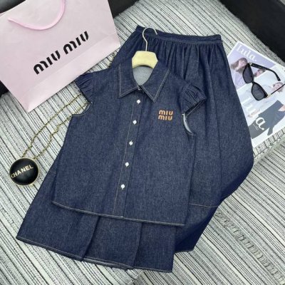 强烈推荐 25年早春夏系列 Miu*新款翻领泡泡袖牛仔衬衫搭配牛仔半身裙套装 皮字母贴布绣点缀 洗水颜色好看 Sml