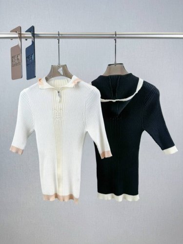 小香 连帽撞色边短袖 面料：70%棉，20%粘胶 6%涤纶，3%聚酰胺，1% 聚氨酯 棉为主料，天然柔软触感，吸湿性强，透气性佳，粘胶加持增强面料的光泽和顺滑度