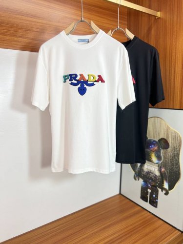 prada 普拉达 2025年春夏新品上新 三标齐全 圆领短袖T恤 好货不用过多介绍 看细节 专柜码数：M-Xxxl 175 140建议L，