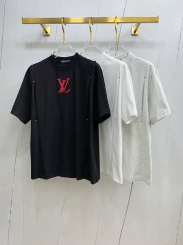 Lv2025Ss新款经典圆领短袖，时尚百搭经典元素打造精致工艺专柜面料，顶级元素融合打造，经典短袖3标齐全，潮男时尚，无论是上身舒适度还是都是无可比拟的存在，男