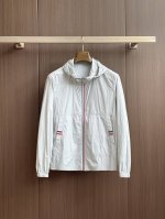 t B 2025春夏新款男士防晒服轻薄外套，独特订制防晒科技面料，结合凉感涂层体感清凉不闷热，出汗后速干，适合夏季户外活动。 轻量透气，舒适度高，超轻便携，可折