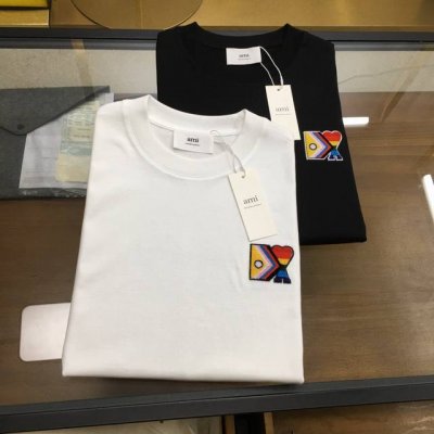 新品 Ami... 2025春夏首发专柜最新款短袖圆领T恤 高端订制 设计前卫时尚！品牌Logo重工艺设计 高端定制丝光云朵棉面料.手感柔软.穿着舒适.专柜级别