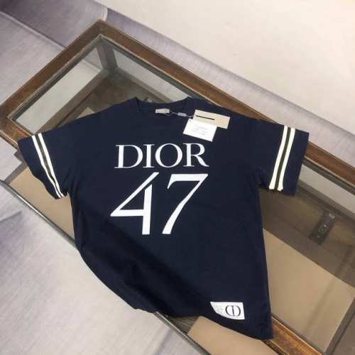 di*Or 迪奥 25Ss专柜同款圆领印花短袖T恤 定制棉质面料 厚板立体 衣服偏厚使整体高透气和柔软性的质感更加凸显 饱满的棉质感引起极度舒适 高端人士必备单