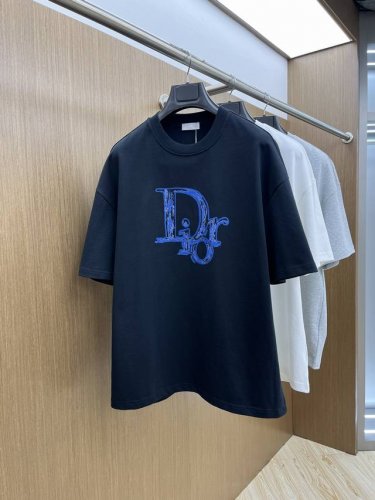 cd Ss夏装新品 专柜在售 最新系列图案Logo短袖T恤 必须人手一件的节奏！ 进口顶极精梳棉面料，极为亲肤舒适 摸上去非常的细腻，质感很好，完美体现立体感