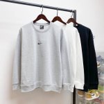 Nike 耐克专柜早春经典小Logo印花圆领基础款纯棉卫衣火热上新 纯棉面料 定制螺纹 非常耐穿舒服 版型宽松 上身百搭 搭配纯色简约的裤子 休闲运动兼可轻松驾