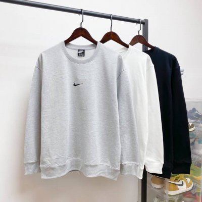 Nike 耐克专柜早春经典小Logo印花圆领基础款纯棉卫衣火热上新 纯棉面料 定制螺纹 非常耐穿舒服 版型宽松 上身百搭 搭配纯色简约的裤子 休闲运动兼可轻松驾