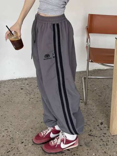 巴黎世家Balenciaga新款侧边条纹裤夏季潮牌垂坠感直筒休闲裤宽松百搭情侣长裤 不仅时尚百搭，还让你在夏日中感受到清凉的凉爽感。 从设计上来看，这款裤子采用