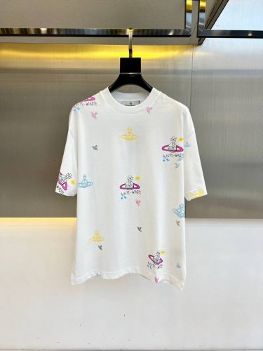 viviennewestwood西太后、2025春夏全新系列单品上线，非常时髦前卫的一款男女同款短袖T恤，醒目的Logo图案彩块印花修饰！区别于以往的不同，宣示