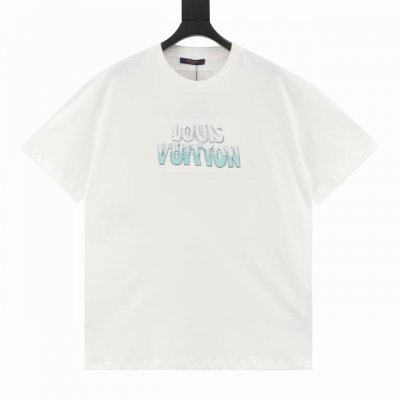 款号Y778 louis Vuitton Lv 串珠圆领短袖T恤 原9,850购入 以渐变串珠刺绣描摹胸前的扭曲效果 宛如水面激荡起层层涟漪 夏日上身妥妥小清新