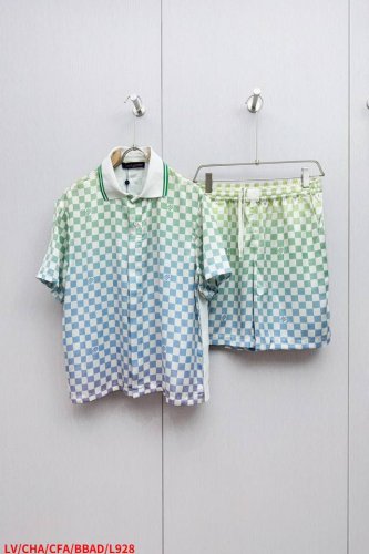 上衣 裤子 L928 Lv路易威登 25Ss新款款短袖桑蚕丝上衣为渐变效果 Damier 图案融入 Marque L.Vuitton DéPoséE 标识，可与
