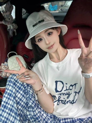 Dior迪奥新款重工毛巾刺绣蓝色字母短袖 就稀罕白色 Dior火爆全网的毛巾Logot 草写精致刺绣没有一点门槛 谁穿都好看 简约又慵懒高级 一整个干净住 纯棉