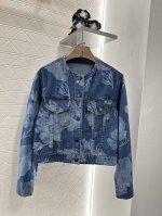 fend*2025新品上架 激光牛仔外套长裤套装 定制Yb斜纹全棉牛仔材质 酵素水洗工艺 成衣不易掉色串色 口袋外套高腰直筒长裤套装 常规直筒廓形 通体以激光工