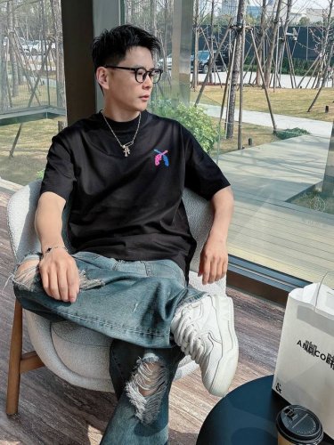 goodbrand 2025春夏新款首发专柜最新款短袖圆领T恤 高端订制 设计前卫时尚！品牌Logo重工艺设计 高端定制丝光云朵棉面料.手感柔软.穿着舒适.专柜