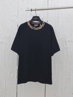burberry* 巴宝莉25Ss格子领圆领短袖T恤 230G 采用15S精棉平纹，格子提花罗纹工艺是其品牌标志性设计元素之一，结合了经典的Nova Check