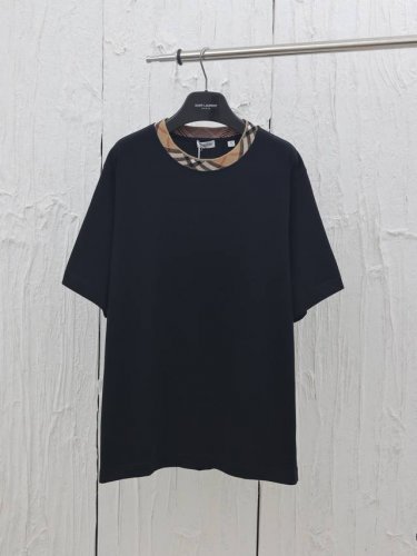 burberry* 巴宝莉25Ss格子领圆领短袖T恤 230G 采用15S精棉平纹，格子提花罗纹工艺是其品牌标志性设计元素之一，结合了经典的Nova Check