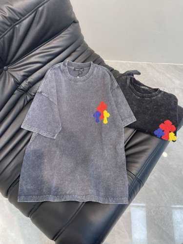 Chrome Hearts*克罗心25春夏新款十字架印花短袖T恤。纯棉水洗做旧工艺， 水洗面料不仅限于基础色彩，更有丰富的 做旧效果，满足不同风格需求。面料透气
