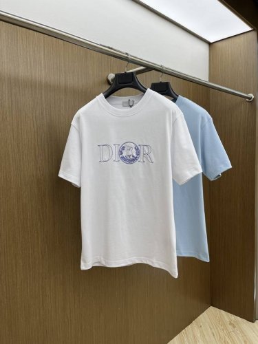 Dior迪奥2025新款字母刺绣圆领短袖T恤男女同款 这款 T 恤展示来自本季 Dior And Hylton Nel 联名系列的标志。采用棉质平纹针织面料精心