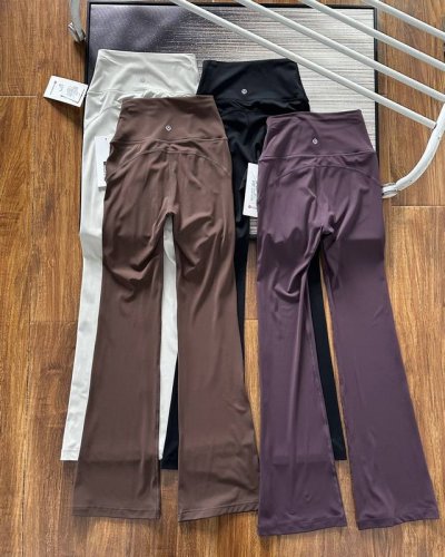 lululemon露露乐檬Groove系列Nulu面料纯色超高腰喇叭休闲裤 产品细节： 面料：采用独特的Nulu面料，柔软、轻盈且富有弹性，提供无与伦比的舒适感