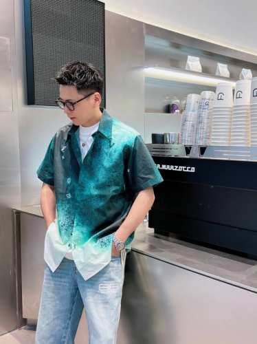 lv路易威登 2025帅气修身备款短袖衬衫，100%鲁泰丝滑面料，舒服透气，休闲衬衣，简约时尚，从容百搭，帅气优雅 纯进口订制面料 不易起皱 奢华如新 做工细致