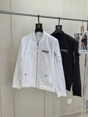 巴黎世家。25早春新品发售夹克外套，休闲日常穿搭！上身修饰身形、将时装美学和新都市商务休闲概念完美融合，通体将意式的极简、干练和户外功能性风格极致诠释，亦庄亦谐