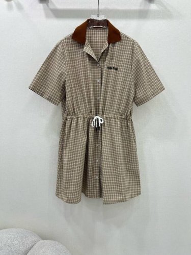 P310Miumi*25早春新款格子衬衣裙！系列款同步更新 衬衣+半裙+连衣裙都有 刺绣徽标格子Polo领单排扣衬衣 刺绣字母Logo低调奢华，为设计增添了标志