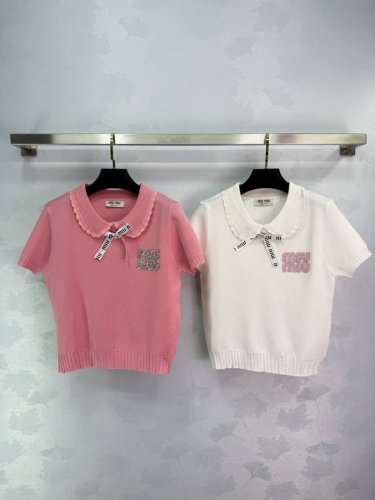 miu Mi*Polo领针织上衣 非常适合夏季穿搭，短袖设计，面料亲肤舒适，适合多种场合，搭配简单。2色3码Sml。T226B
