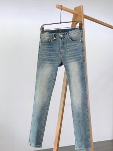 versace 范思哲 2025Ss春夏新品 时尚休闲牛仔裤 定制面料和一般牛仔布料比起来 更加柔软舒适 超重工洗水工艺 双工艺洗水 整条裤子 手感舒适 细腻程