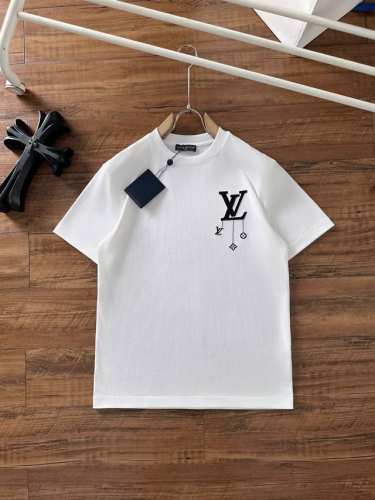 lv 2025夏装新款男女同款短袖T恤，！定制专属纯棉面料，定制原版工艺螺纹，胸前重工字母Logo工艺设计！简约大方，从容百搭，档次极高，完美融入时尚还有风情感