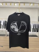 新品 Valentino 男士时装款圆领短袖T恤，贸易公司洋行货，高级限定款，25年春夏新品，明星级人气单品！ 客供埃及进口顶级面料，甄选尼罗河区域光照极好的上