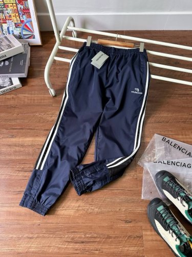 balenciaga 巴黎世家新款刺绣运动休闲裤 不挑年龄不挑性别情侣款秀场主打个性，定织定染 面料软硬程度适中拼接设计裁剪，不仅费料，做工方面也相当费工时，袖