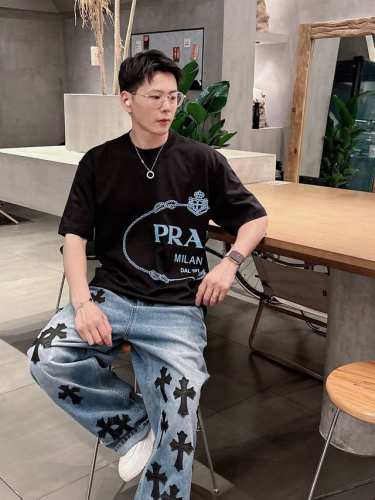 pra* 顶级货品2025春夏新款首发专柜最新款短袖圆领T恤 高端订制 设计前卫时尚！品牌Logo重工艺设计 高端定制260克面料.手感柔软.穿着舒适.专柜级别