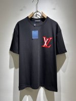 louisvuitt*路易*登 2025春夏全新系列单品上线，非常时髦前卫的一款男女同款短袖T恤，标识Logo图案压胶印花修饰！区别于以往的不同，宣示品牌传承多