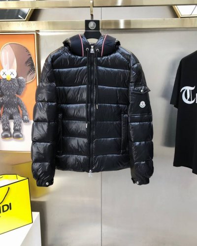 m*Ncler 蒙口 秋冬新款原单男女同款连帽羽绒服外套 渠道货 高版本 注意细节 高端定制 爆款袖上口袋绣Logo标 帽子拼接织带压花字母 定制原版100%聚