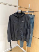 新品 始祖鸟渠道精品.2025Ss春夏新款运动服夹克防嗮服外套！防嗮衣经典之余增添了与时俱进的时尚感,型男靓女的最佳选择.新型轻量绢丝纤维尼龙面料,轻盈透气,绗