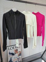Lulu螺纹短款上衣瑜伽外套 最期待的Lululemon树莓色他来了 对于Lululemon家来说 比起瑜伽裤 我一直比较心心念他家上衣尤其这个被夸爆了的Def