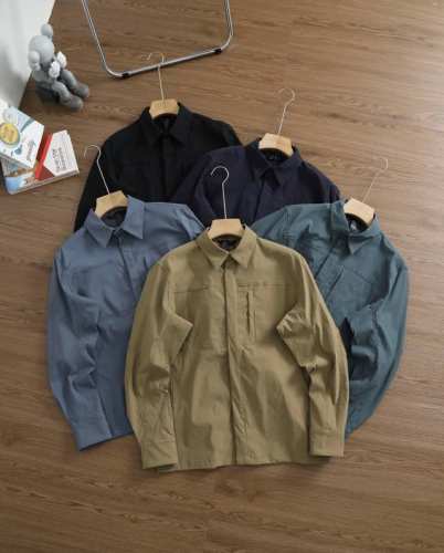 上新 品牌：露露乐蒙 Lululemon 尺码：M-L-Xl-Xxl-Xxxl 颜色：黑色-藏青-天蓝色-卡其色-海军蓝 面料科技: 防泼水 耐磨抗撕裂 柔软亲